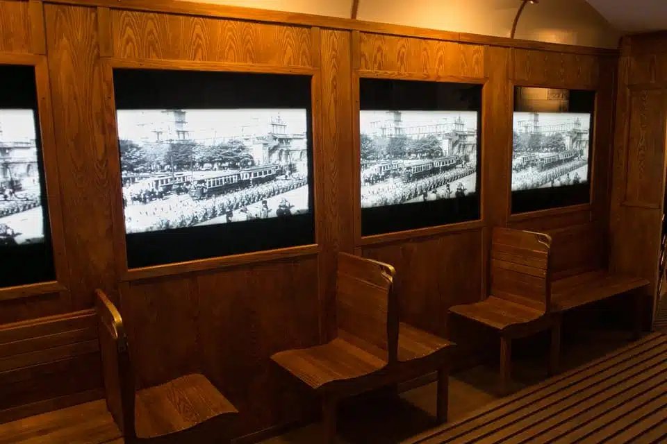 シンドラー工場見学ツアー 2026